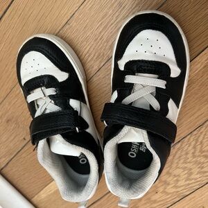 OshKosh B'gosh Toddler Easy-On Casual Black and White Sneakers (size 8)